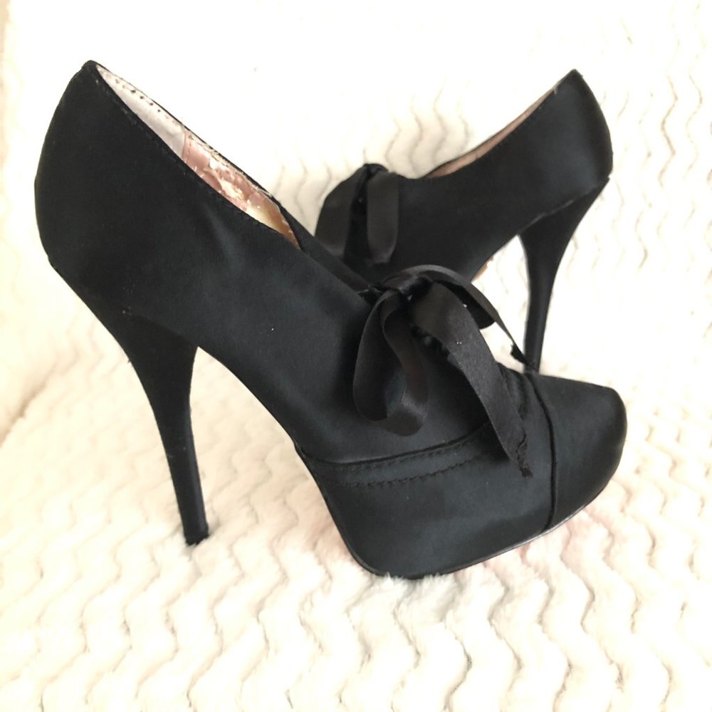 Betsey Johnson Womens Black platform Heels Graciey